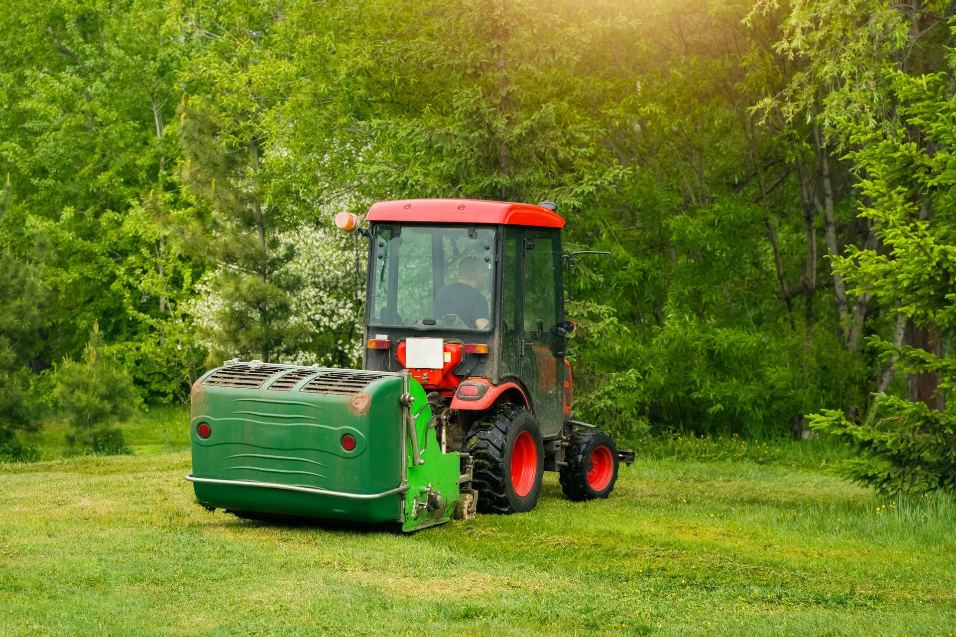 Tonte d'espaces verts par un tracteur