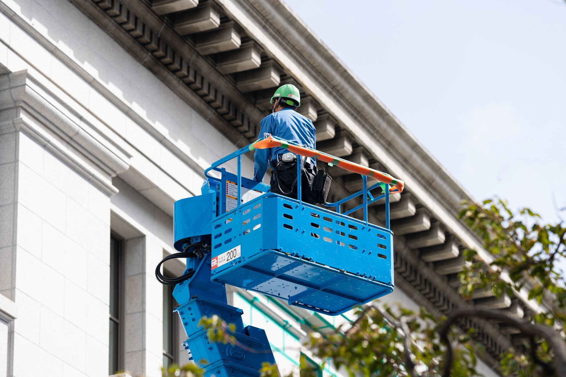 Un homme dans une nacelle élévatrice