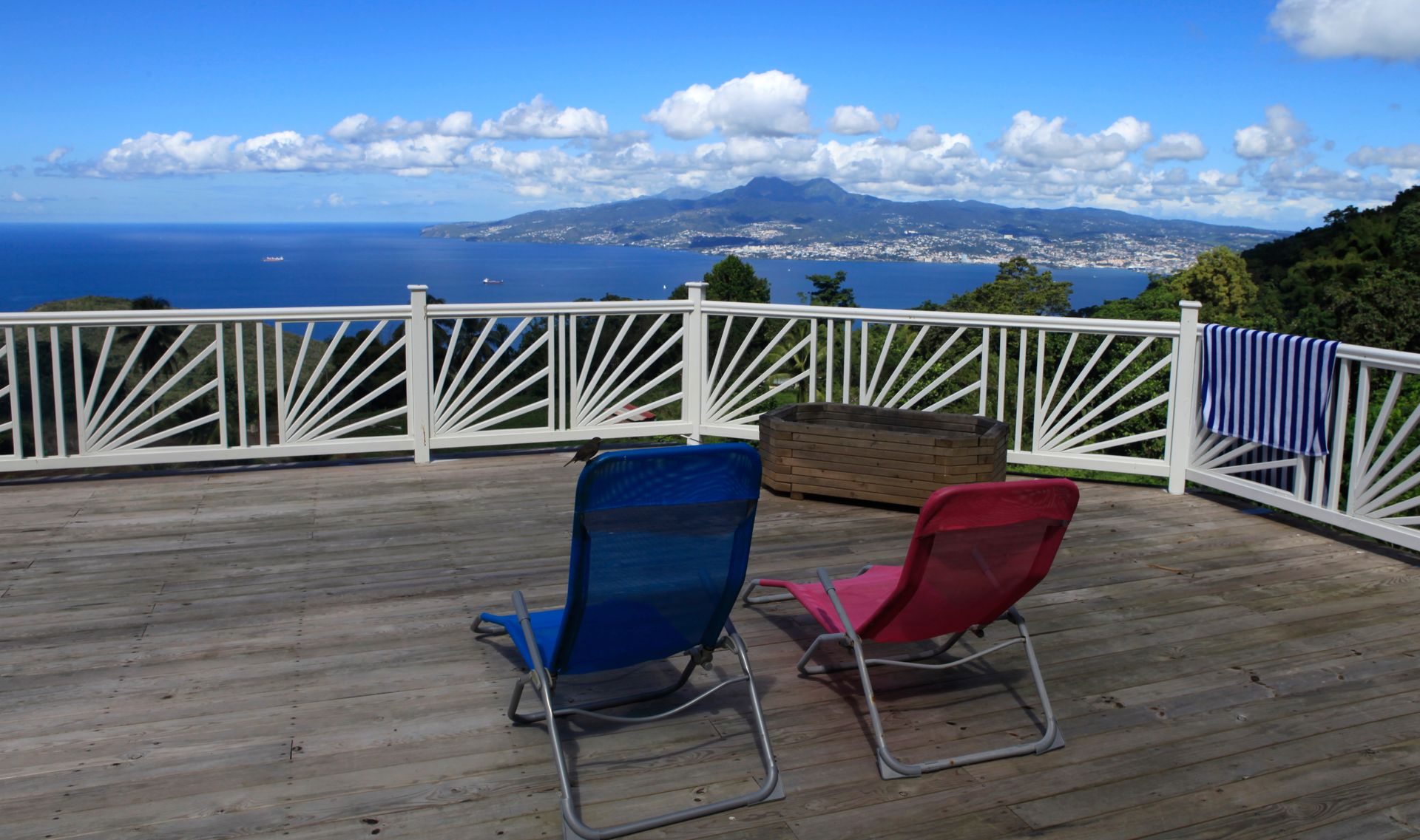 Une terrasse en bois à Fort-de-France