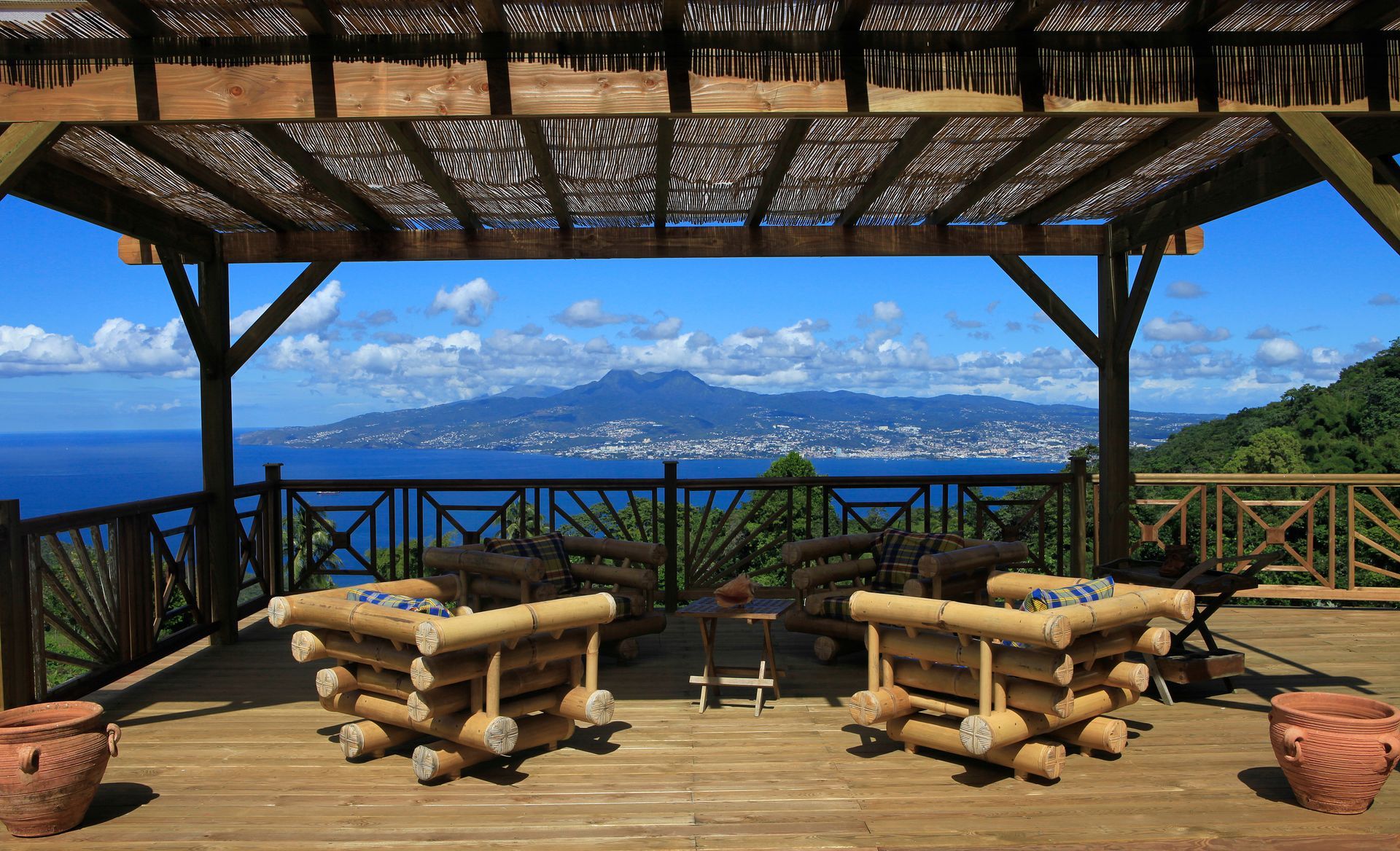 Une terrasse en Martinique avec vue sur l'océan