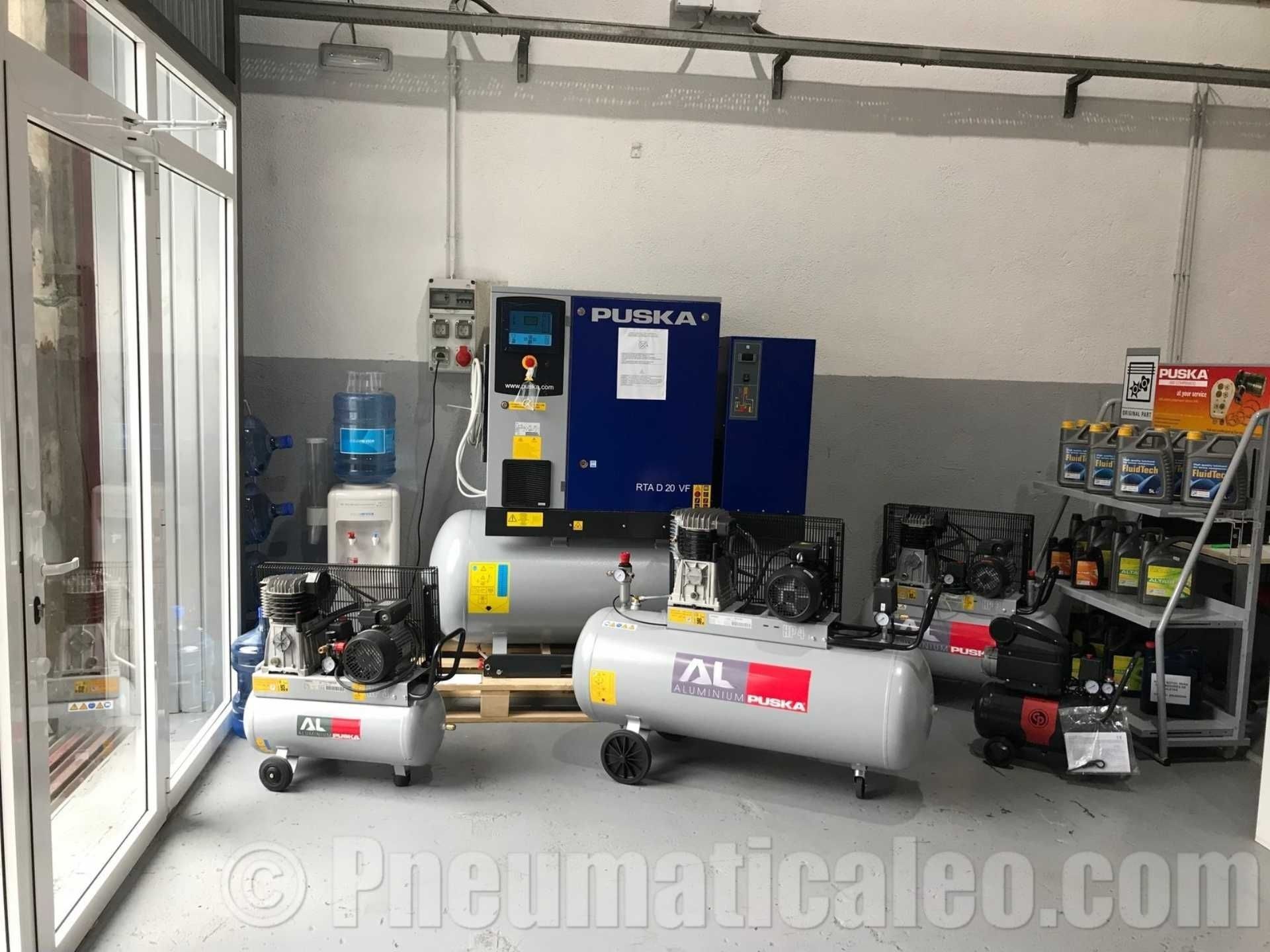 Tres compresores de aire en una habitación con el sitio web pneumaticaleo.com