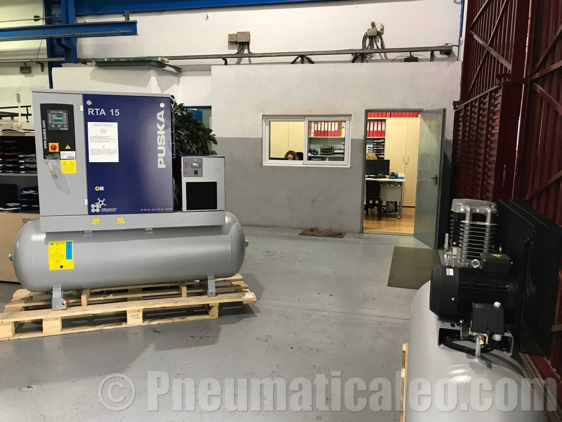 Un compresor de aire está sobre un palé en un almacén.