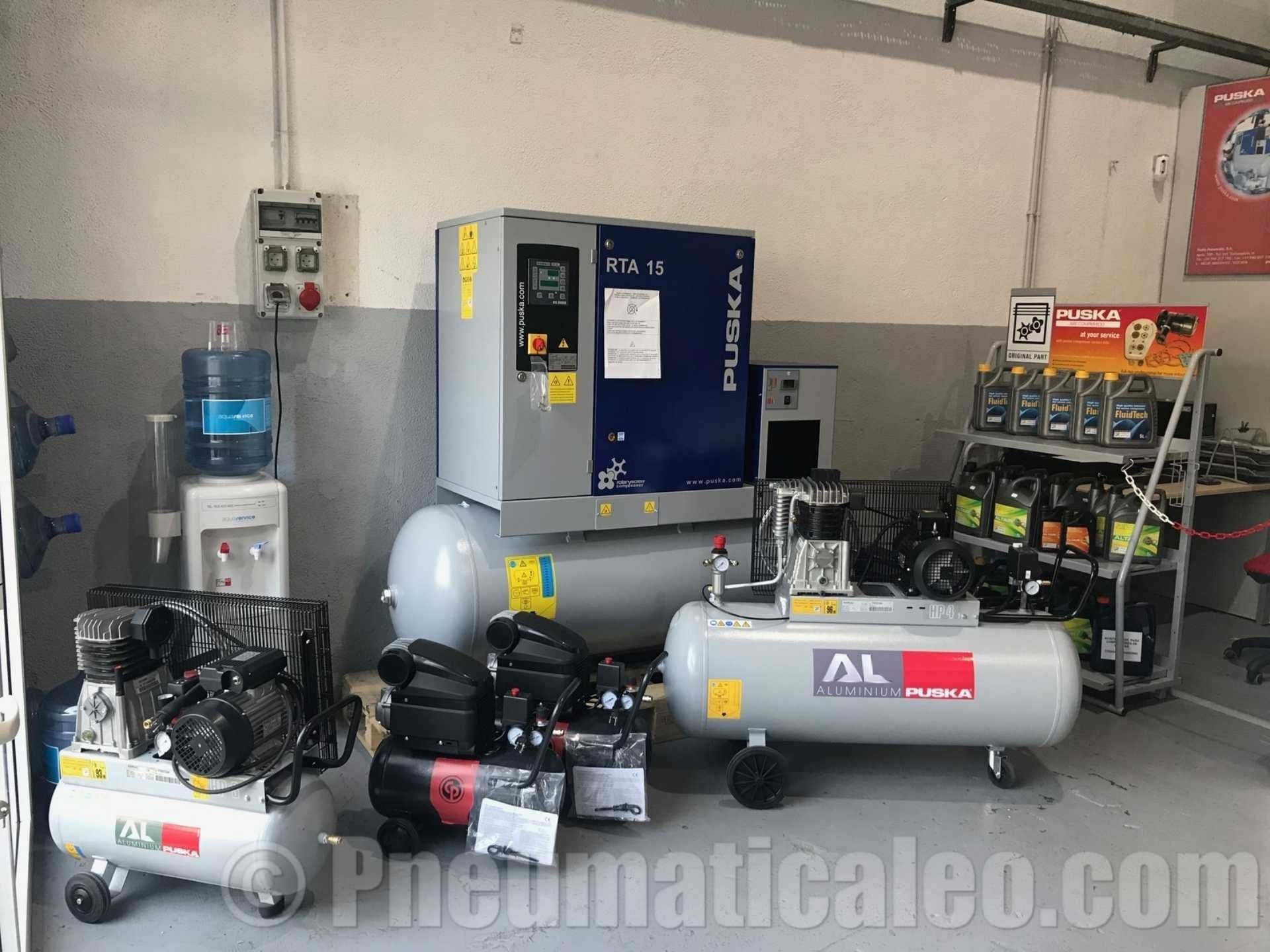 Varios compresores de aire están alineados en una habitación con el sitio web pneumaticaleo.com en la parte inferior