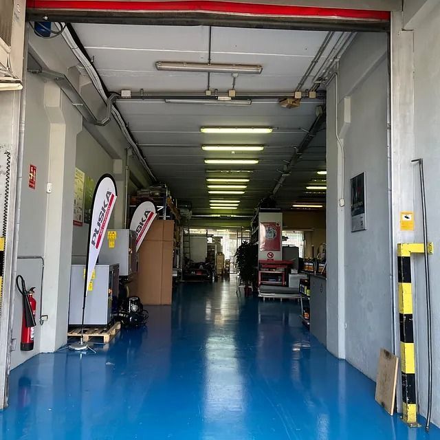 Un largo pasillo con un cartel que dice