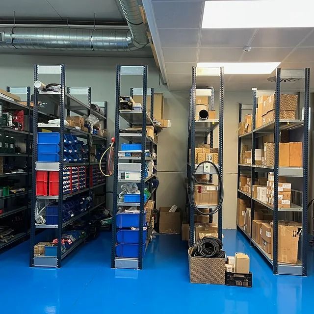 Un almacén lleno de muchos estantes y cajas.