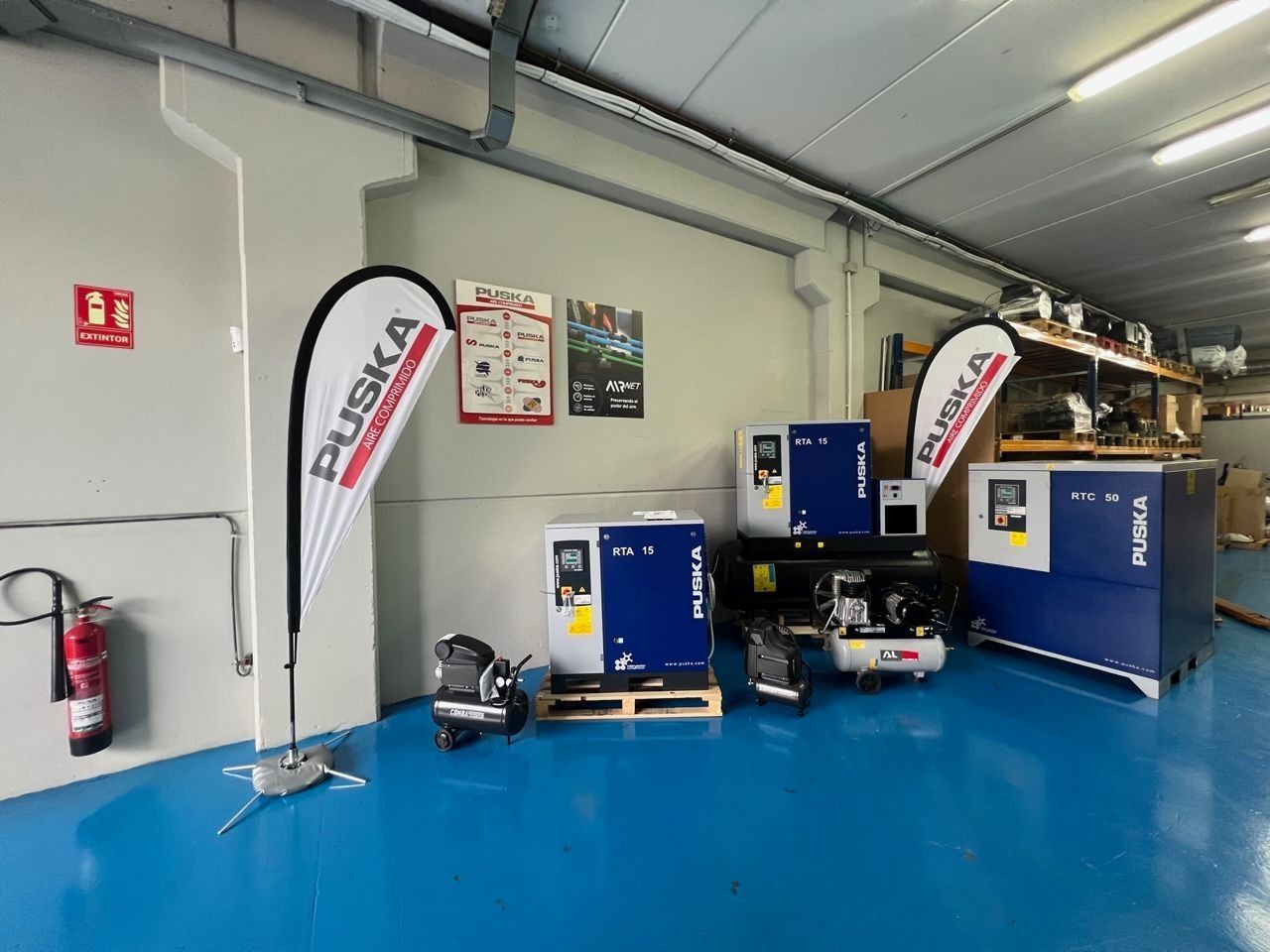 Un almacén con mucha maquinaria y una bandera que dice 'huska'.