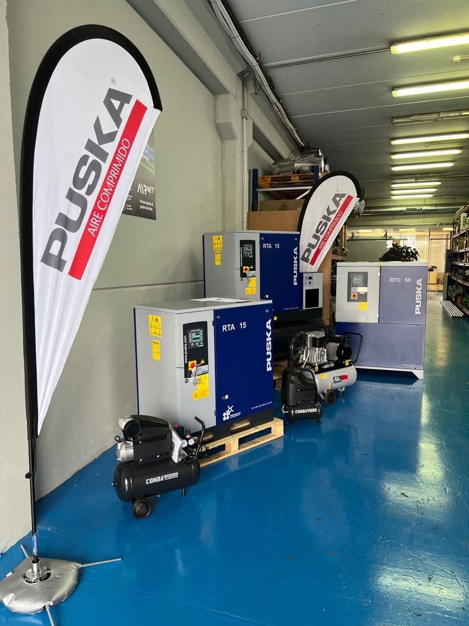 Un almacén con un cartel que dice