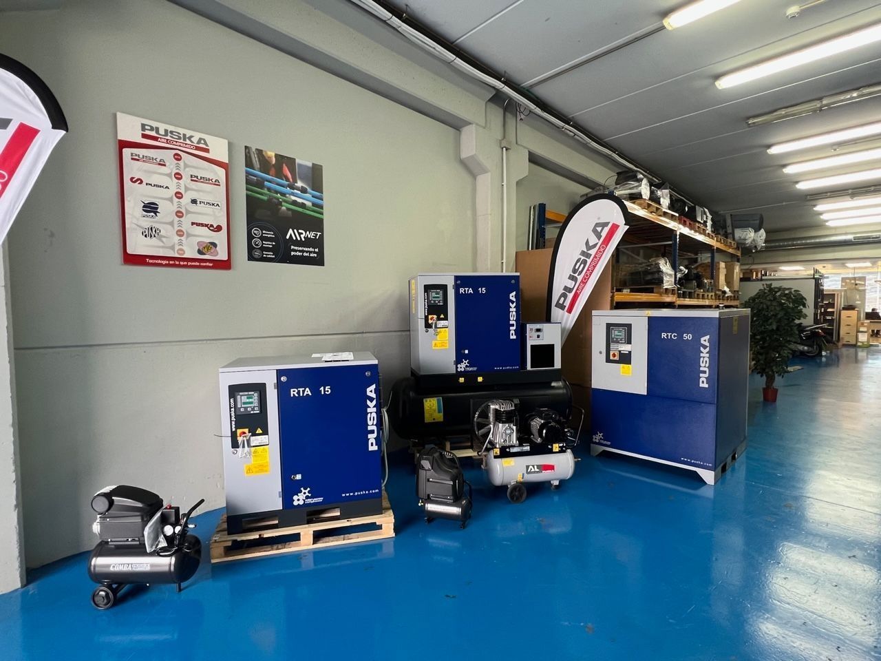 Una gran sala con mucha maquinaria en exhibición.