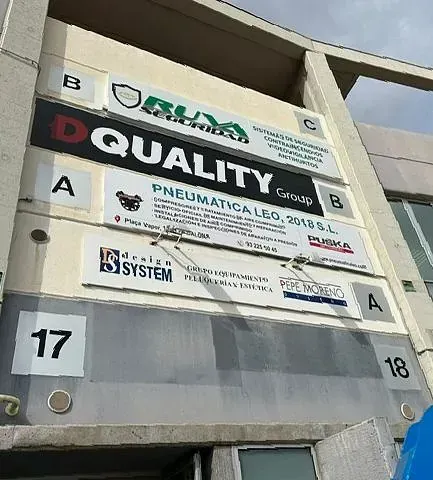 El frente de un edificio con muchos carteles.