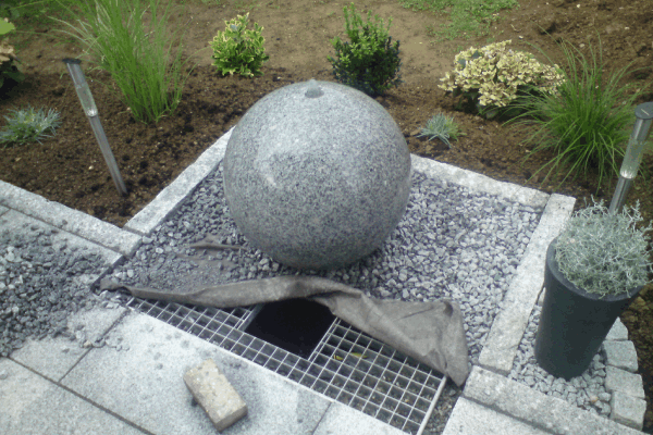 Springbrunnen im Garten