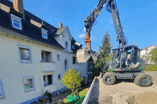 Baggerarbeiten im Garten