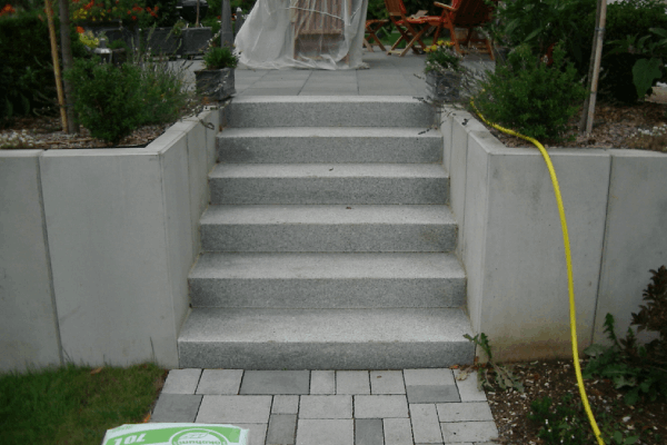 Steintreppe im Garten