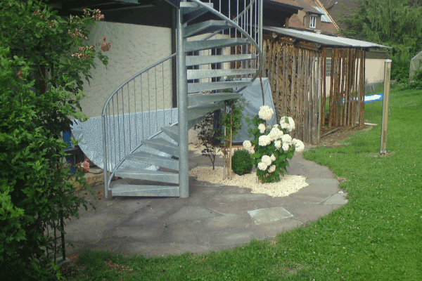 Metalltreppe im Garten