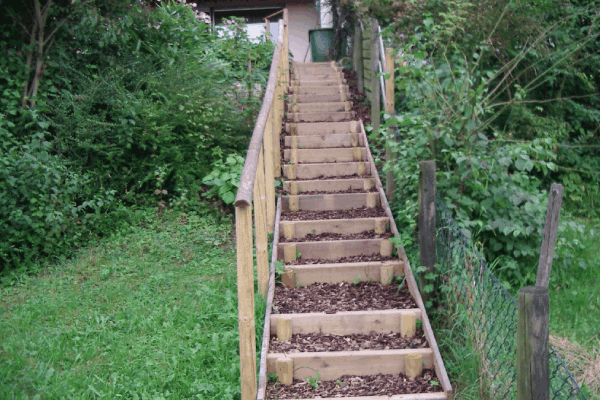 natürliche Treppe im Garten