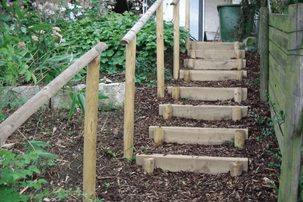 natürliche Treppe im Garten