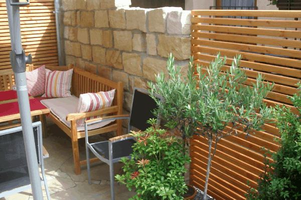 gemütliche Sitzecke im Garten