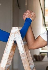 Handschlag auf dem Bau