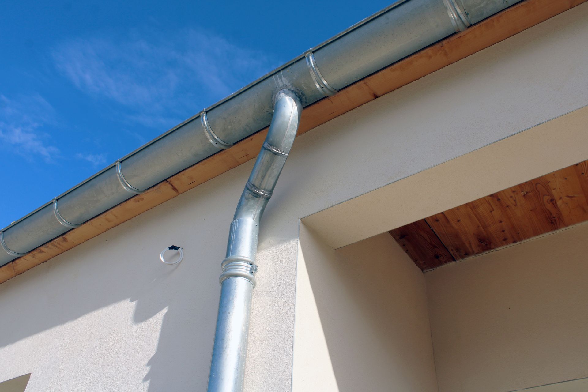 Gouttière et descente pluviale en métal galvanisé.