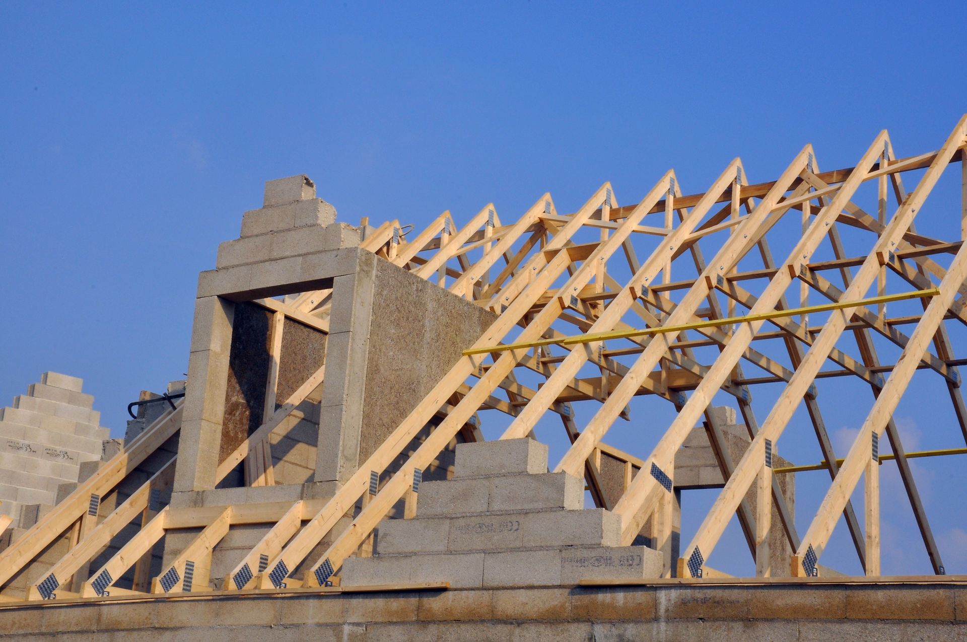 Construction d'un toit avec l'assemblage de poutres en bois.