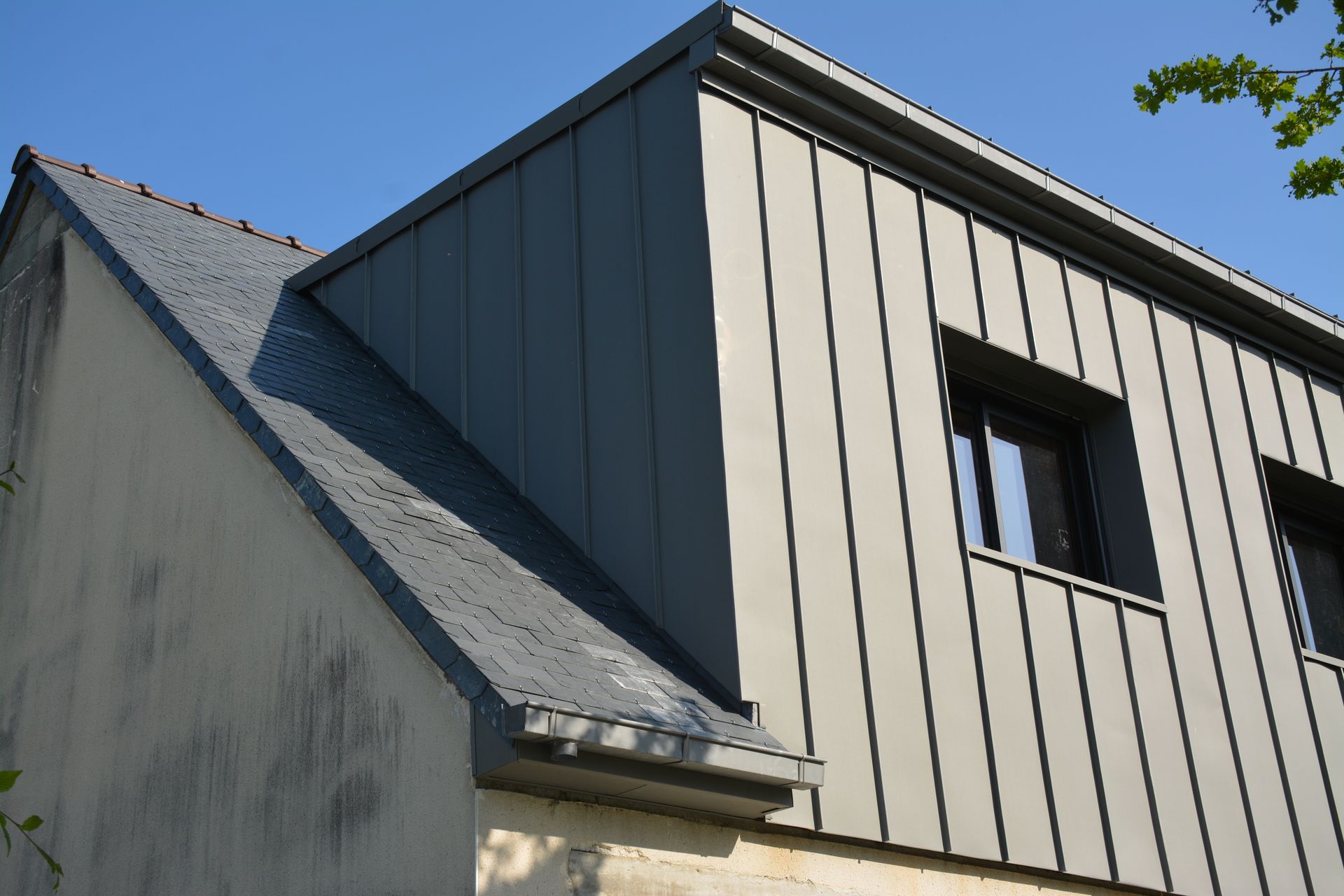 Bardage et toiture métallique d'une surélévation de maison.