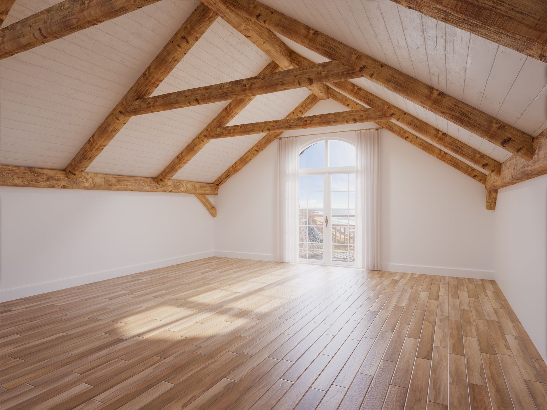 Grenier vide avec poutres apparentes et une grande fenêtre qui apporte de la lumière dans la pièce.