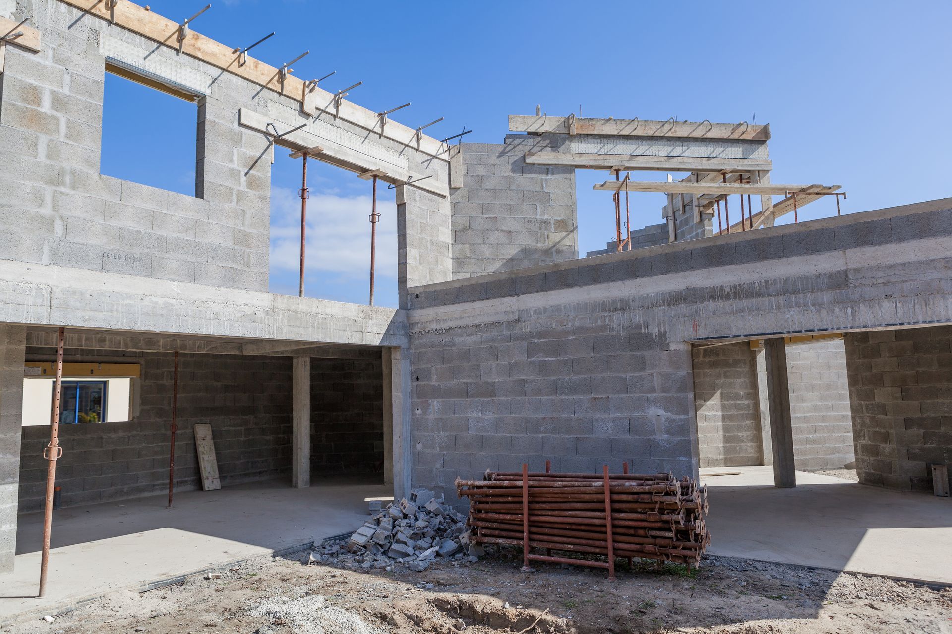 Chantier d'un bâtiment inachevé aux murs de parpaings.