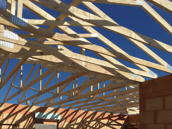 Charpente en bois en pleine construction