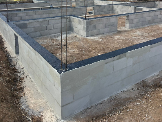 Construction des murs d'une maison en parpaings