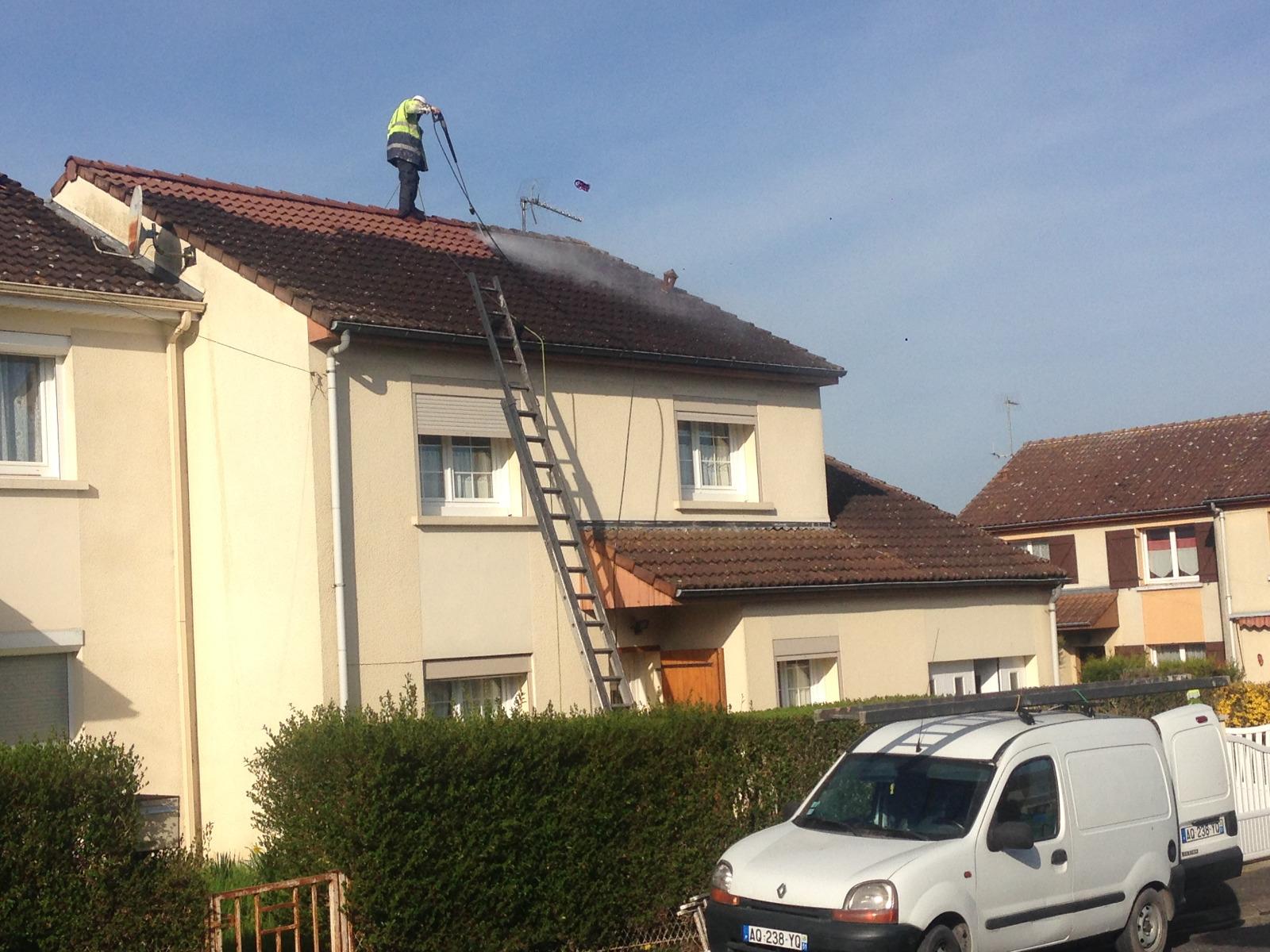 Démoussage de toiture en tuiles