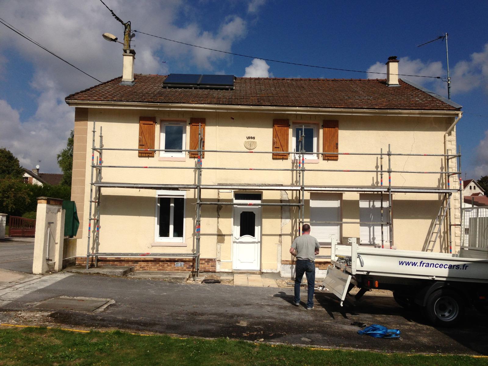 Façade de maison abîmée