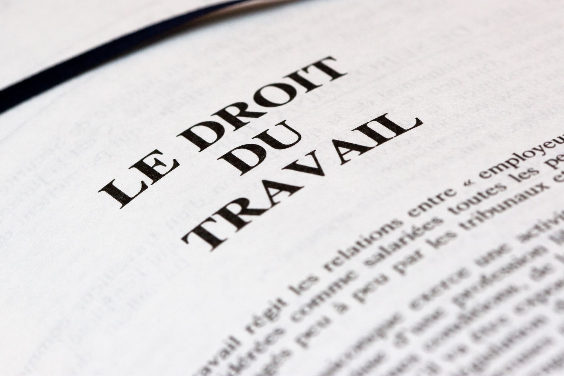 Gros plan sur une page d'un ouvrage de droit du travail français intitulé Le Droit du Travail.