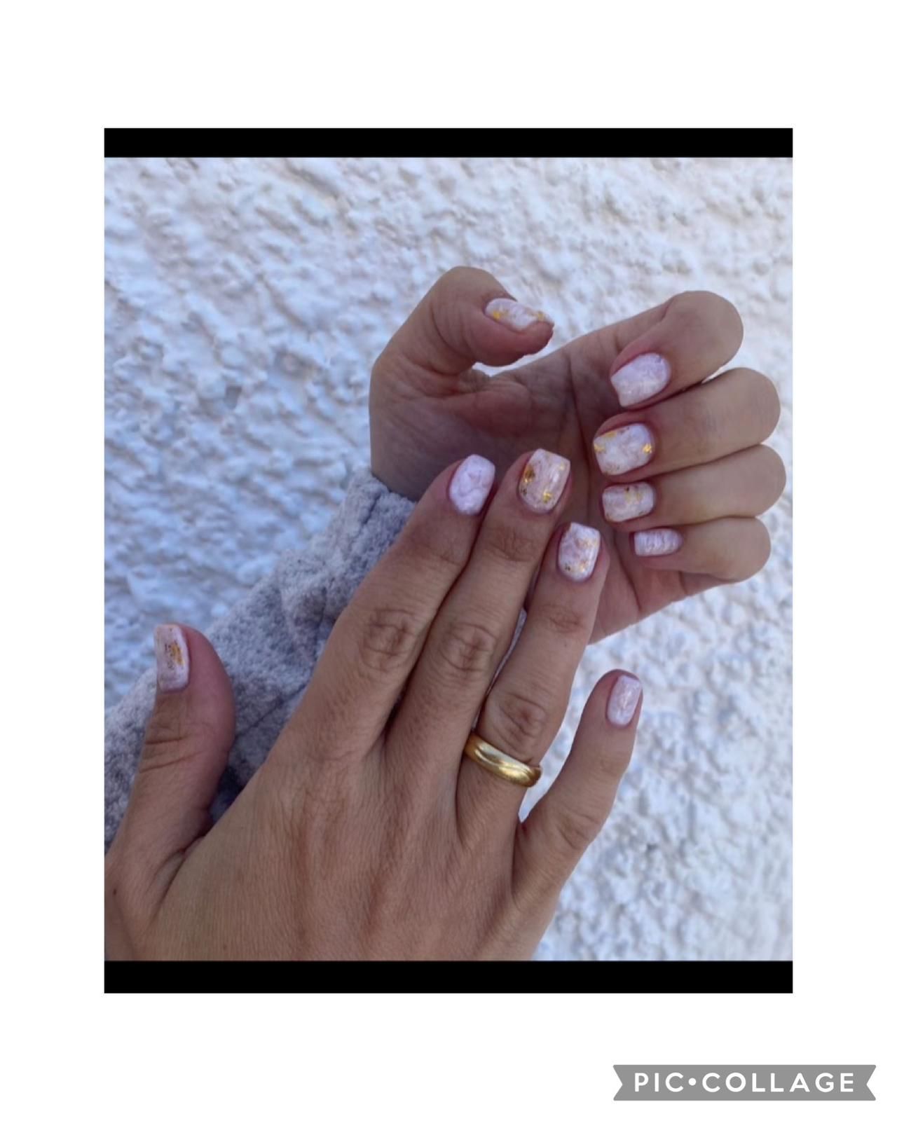 Las uñas de una mujer están pintadas de rosa y las uñas de un niño están pintadas de rosa.