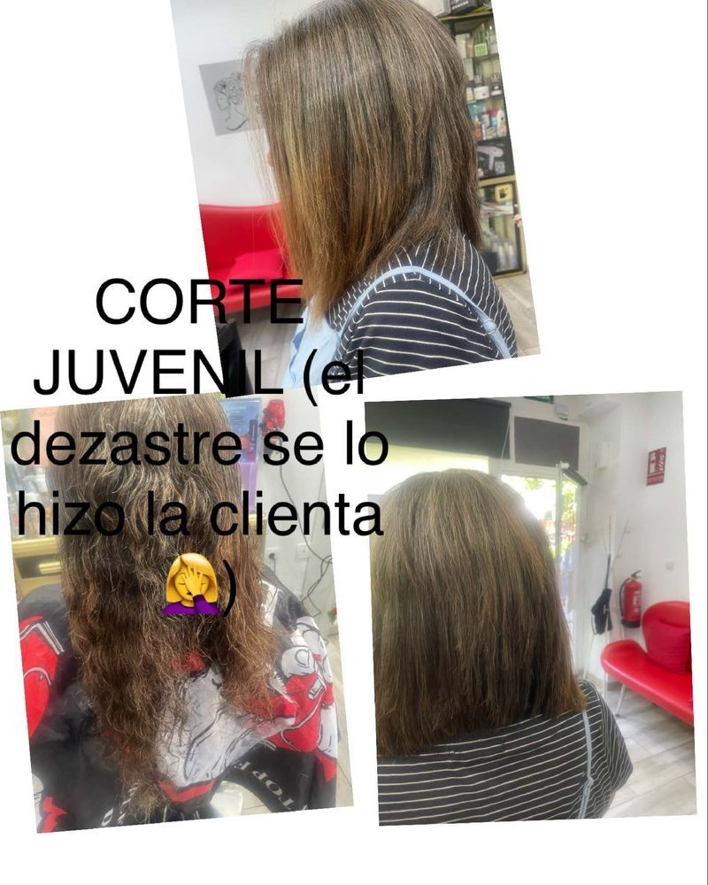 Una mujer se está cortando el pelo en un salón.