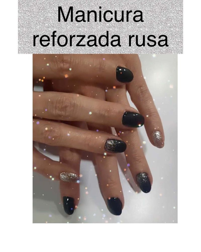 Un primer plano de las manos de una persona con uñas negras.