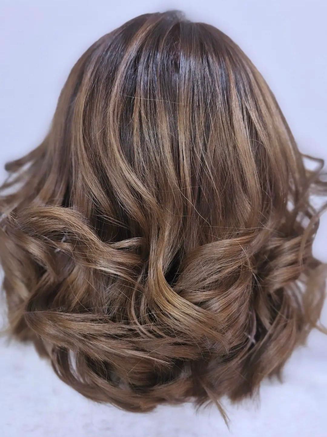 Un primer plano del cabello de una mujer sobre una superficie blanca.