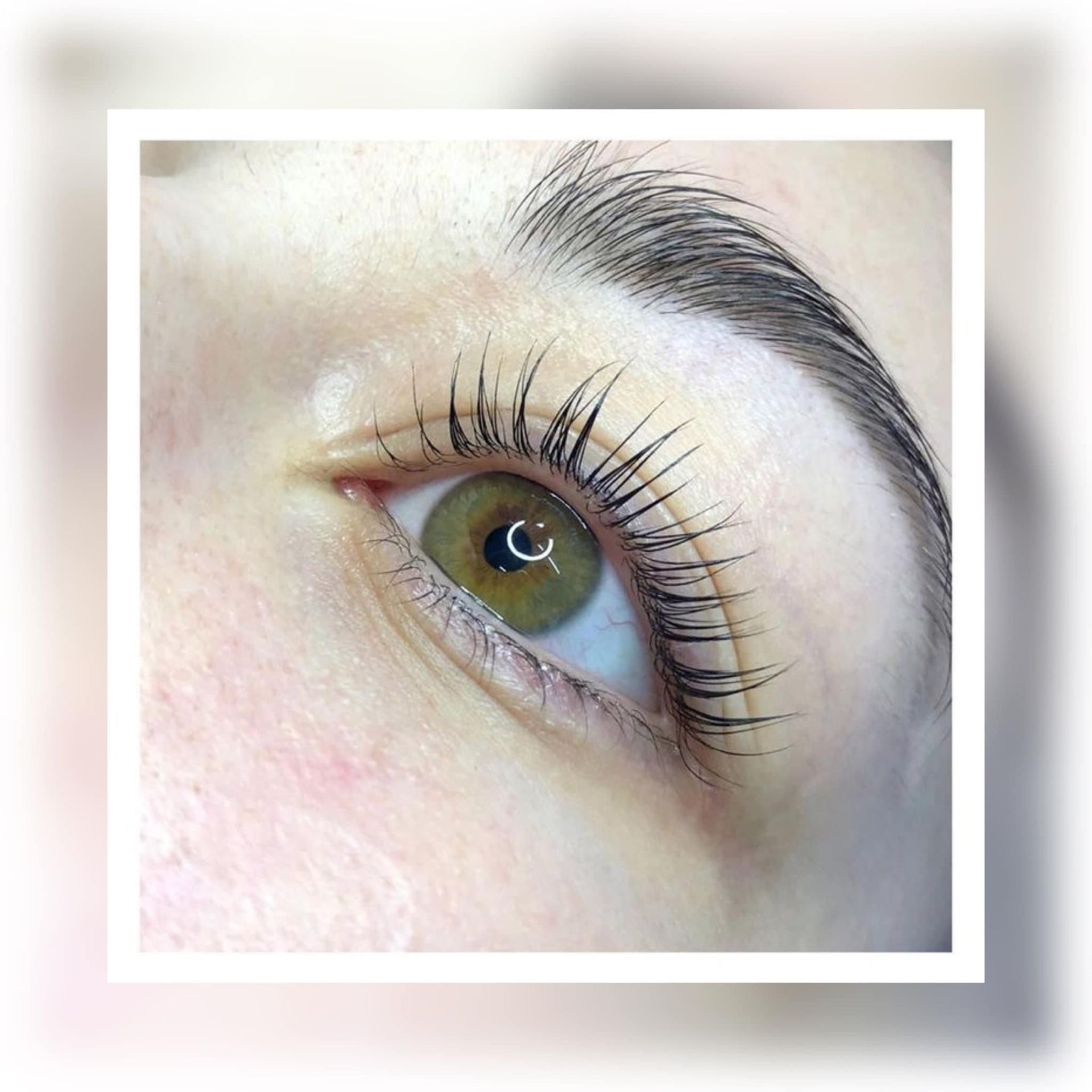 Un primer plano del ojo de una mujer con pestañas largas.