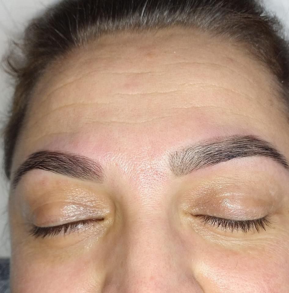 Un primer plano del rostro de una mujer con los ojos cerrados.