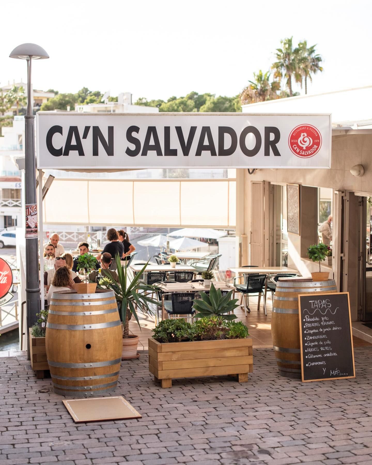 Un restaurante con un cartel que dice Ca'n Salvador