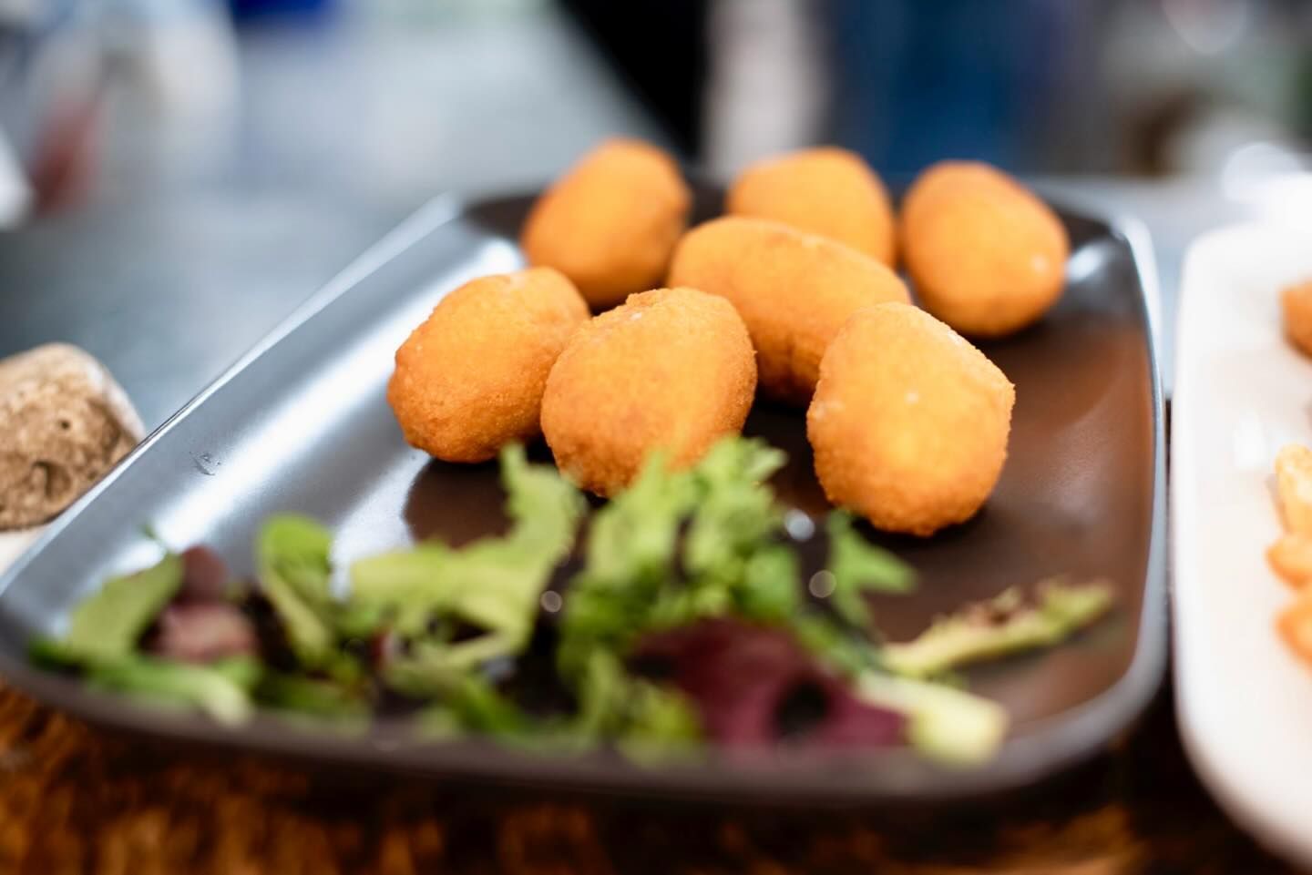 Un primer plano de un plato de comida sobre una mesa.