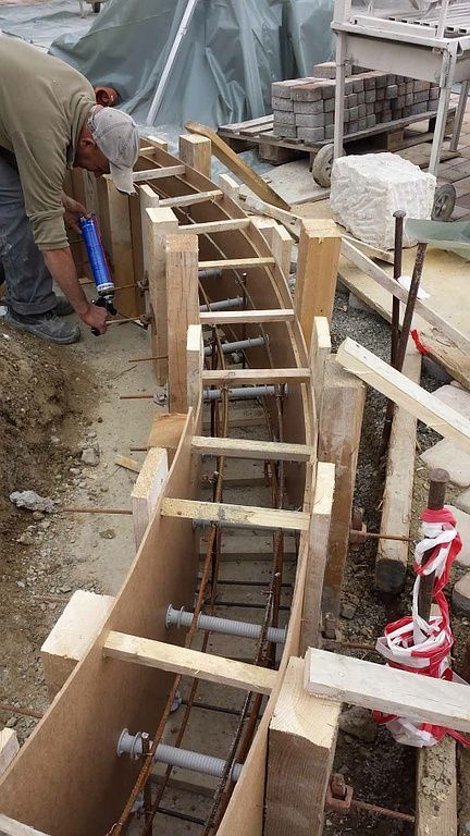 Rundschalung für Sockel von Natursteinmauer