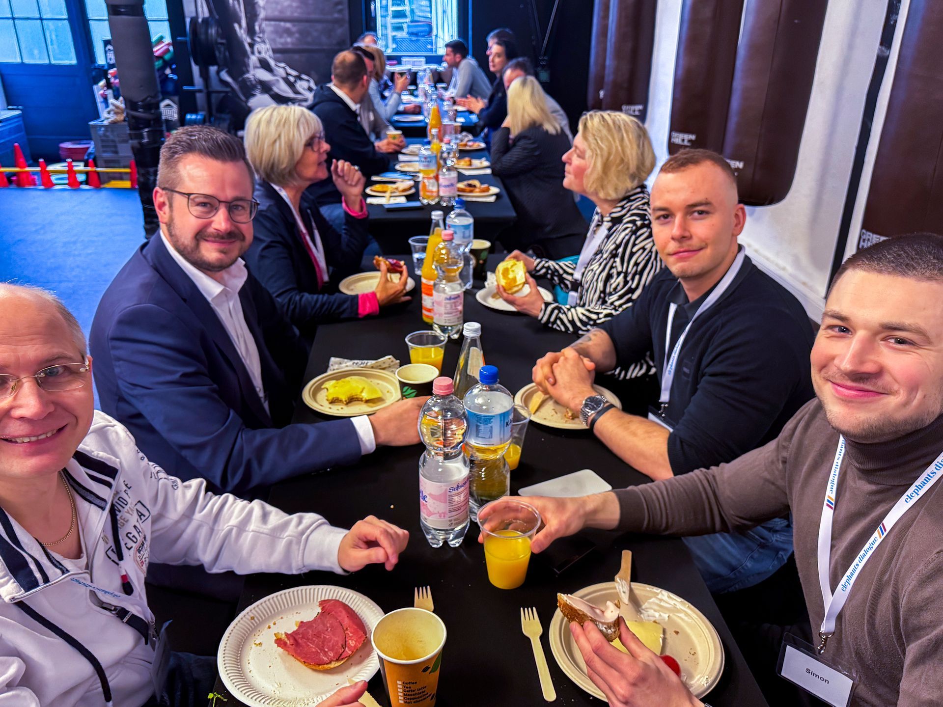 Menschen beim Frühstücken