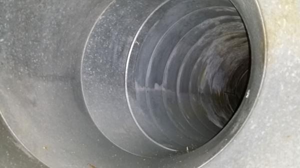 Un primer plano de un tubo de metal con un agujero en el medio.