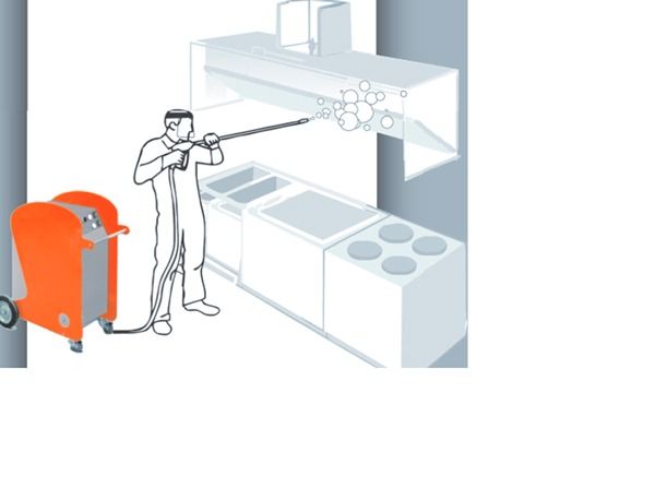 Un hombre está limpiando una cocina con una hidrolavadora.