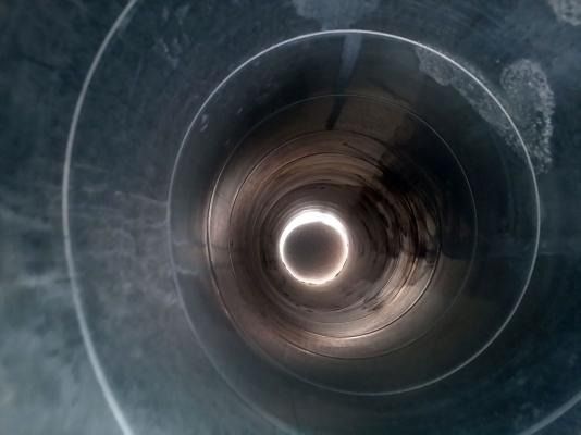 El interior de un tubo de metal con un círculo en el medio.