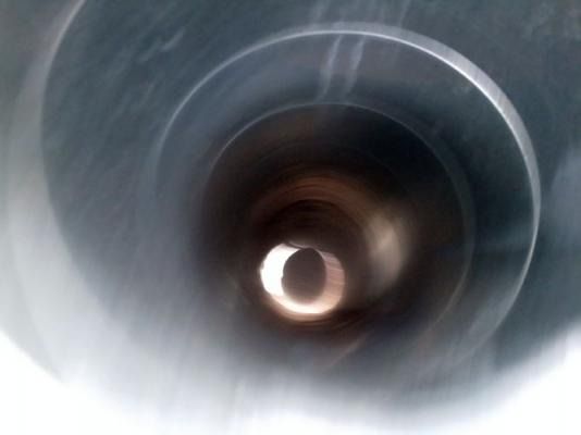 Un primer plano de un tubo de metal con un agujero en el medio.