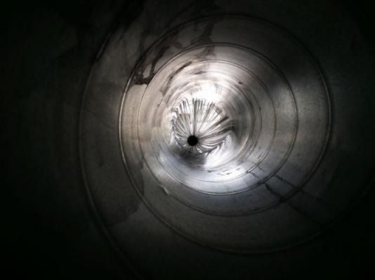 El interior de un tubo de metal con un agujero en el medio.