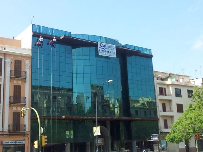 Un edificio con un cartel que dice Génova.