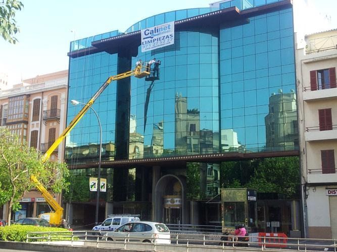 Un edificio con un cartel que dice celfrost