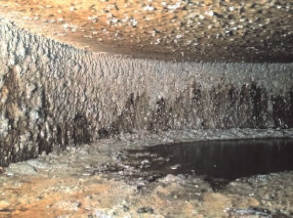 Una cueva con mucha tierra y agua en ella.