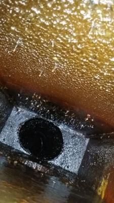 Un primer plano de un agujero en un trozo de metal.